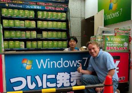 开源界大佬Linus在Windows 7柜台前摆Pose