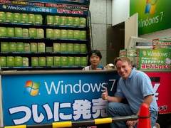 开源界大佬Linus在Windows 7柜台前摆Pose