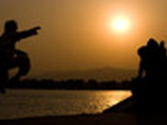 【每日一图】昆明湖边，夕阳下的剪影