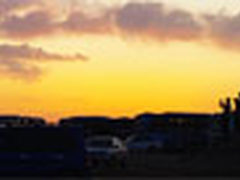 【每日一图】在居延海边拍落日的人们