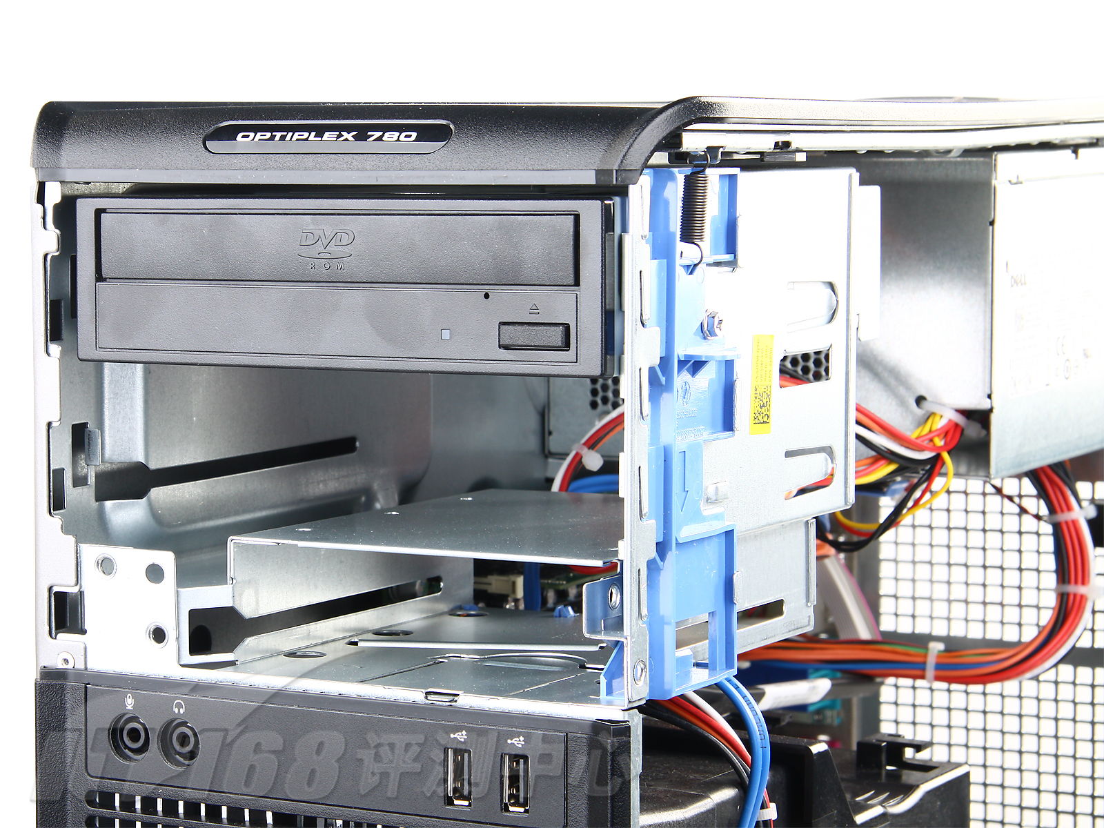 电脑主机外观图解_图解大全 配置如此高端的OptiPlex780功耗表现又如何呢?我们看到这款机器的零负荷待机功耗只有68瓦,满负荷运行也只有111瓦,这个功耗水平表现的极为出色。考虑到这仅仅是主机的功耗表现而没有加上显示器,若加上显示器功耗水平满负荷也仅130多瓦,依然表现十分优异。 IT168评测中心观点: 选购戴尔产品首先一个好处就是可以灵活搭配硬件,选配出最符合自己使用需要的产品,此外可以选择灵活的售后服务方式,戴尔也会提供完善的服务。这是从硬件配置到售后服务戴尔都会提供一整套的解决方案。 戴尔OptiPlex78