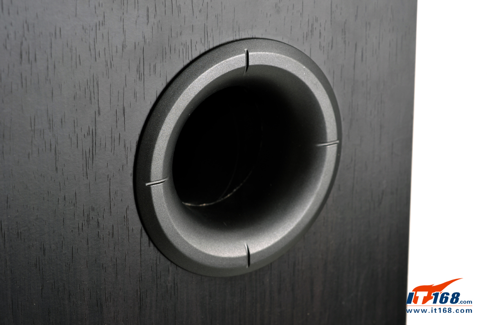 金河田g010 低音炮侧面的倒相孔